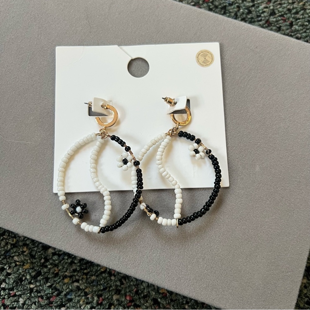 FOREVER21 Black & White Peace Flower Beaded Gold Dangly Hoop Lightweight Earring - Picture 9 of 15
